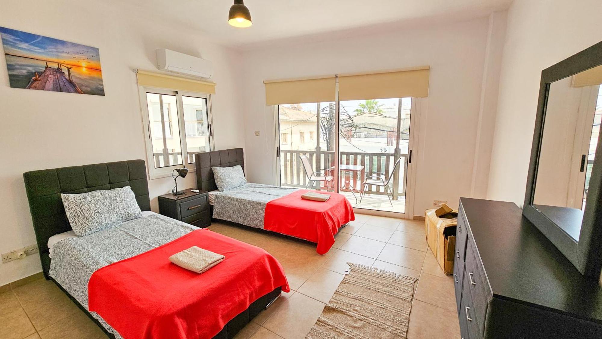 Sky Line City Apartment, 150M From Chabad Lubavitch ラルナカ エクステリア 写真
